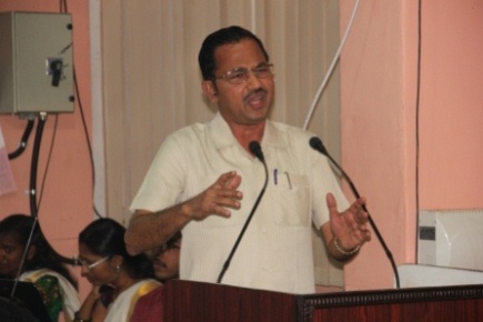 Dr. M. Abdul Salam, Hon'ble Vice-Chancellor, Calicut University addressing the audience
